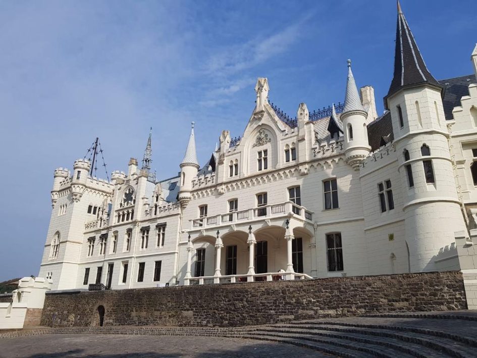 Schloss Kommende in Bonn: weiße Fassade mit Türmen und Arkaden